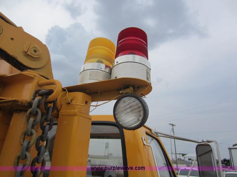 image for item D5624 1983 Ford F700 tow truck