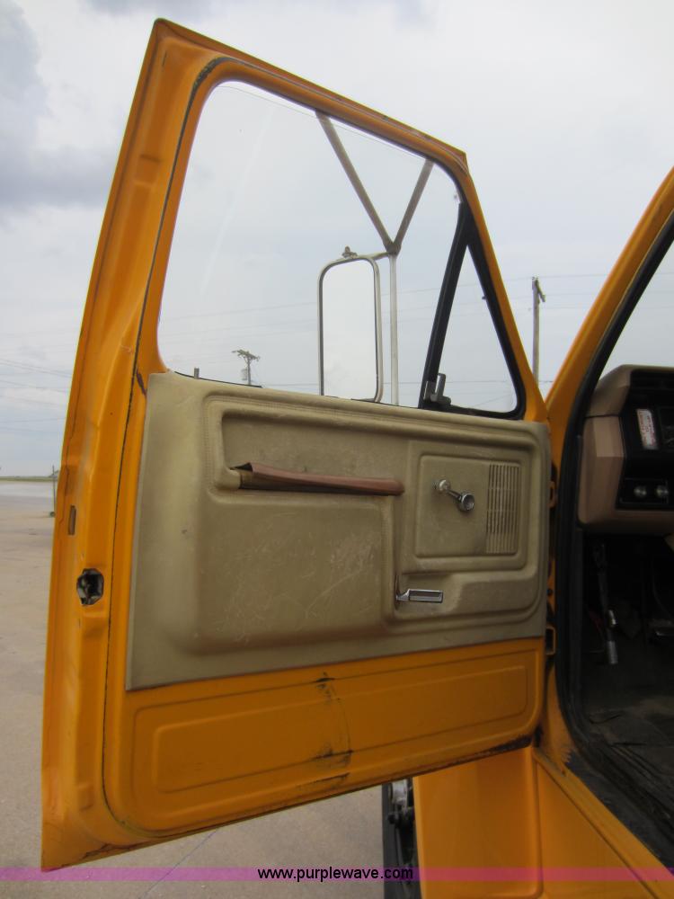 image for item D5624 1983 Ford F700 tow truck