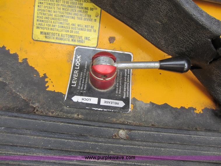 image for item D5624 1983 Ford F700 tow truck