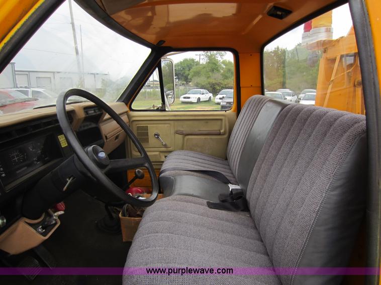 image for item D5624 1983 Ford F700 tow truck