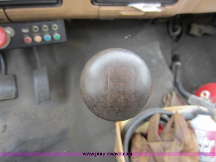 image for item D5624 1983 Ford F700 tow truck