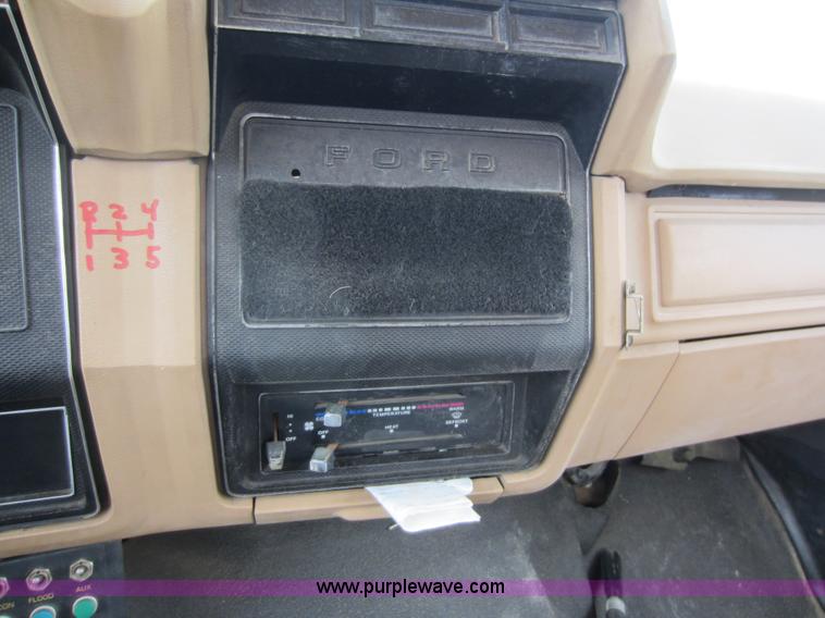 image for item D5624 1983 Ford F700 tow truck