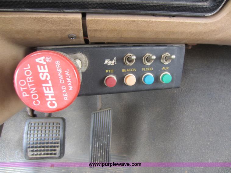 image for item D5624 1983 Ford F700 tow truck