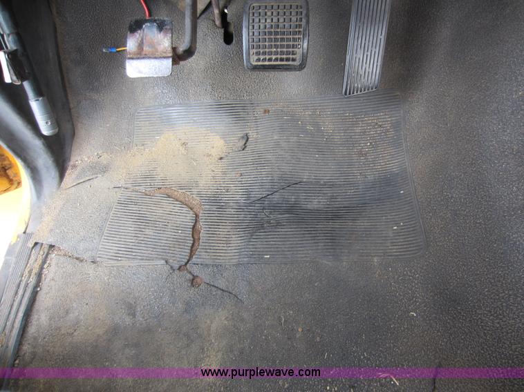 image for item D5624 1983 Ford F700 tow truck