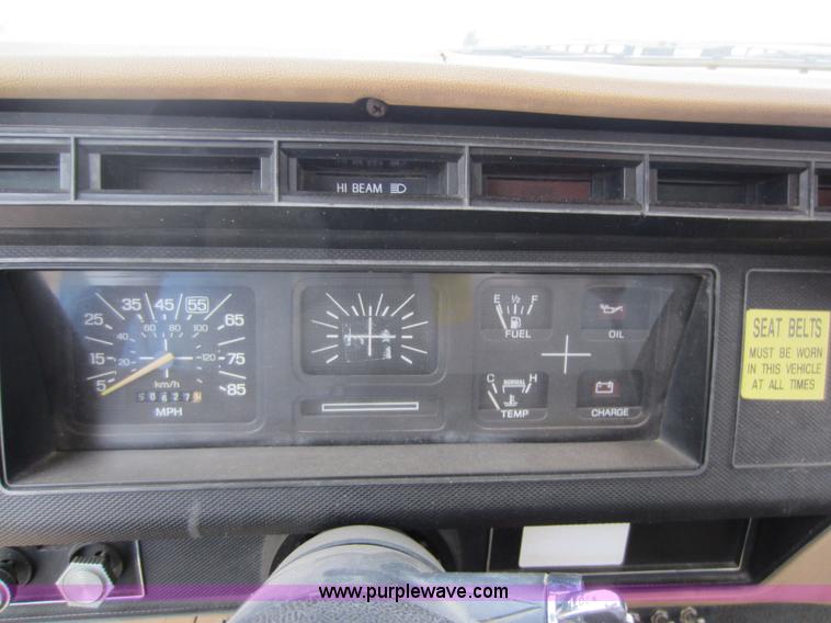 image for item D5624 1983 Ford F700 tow truck