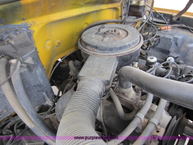 image for item D5624 1983 Ford F700 tow truck