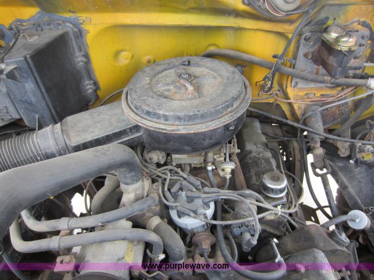 image for item D5624 1983 Ford F700 tow truck