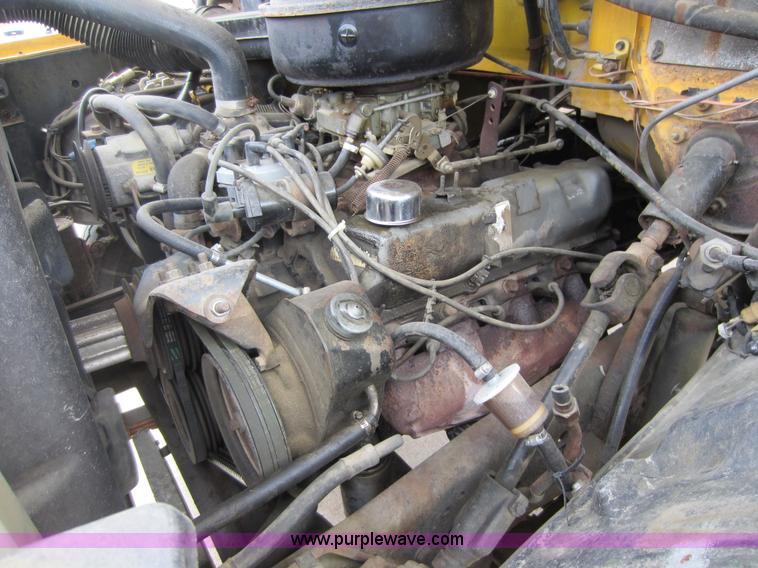 image for item D5624 1983 Ford F700 tow truck