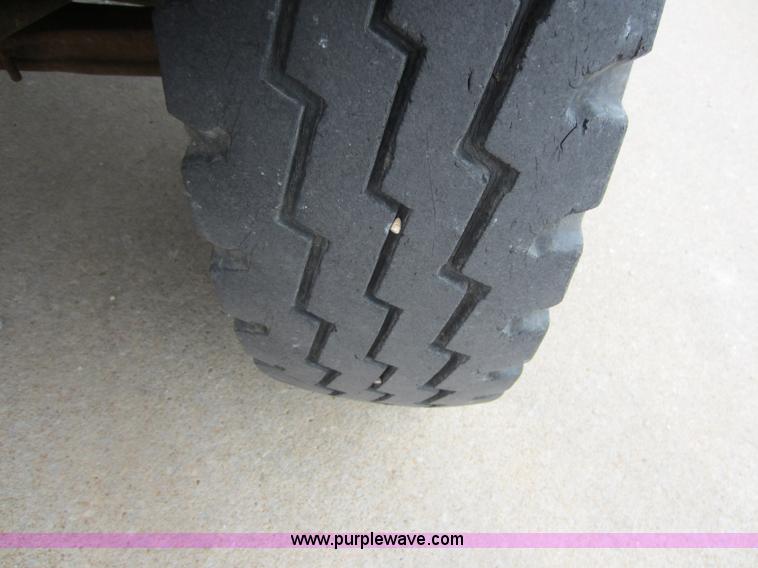 image for item D5624 1983 Ford F700 tow truck