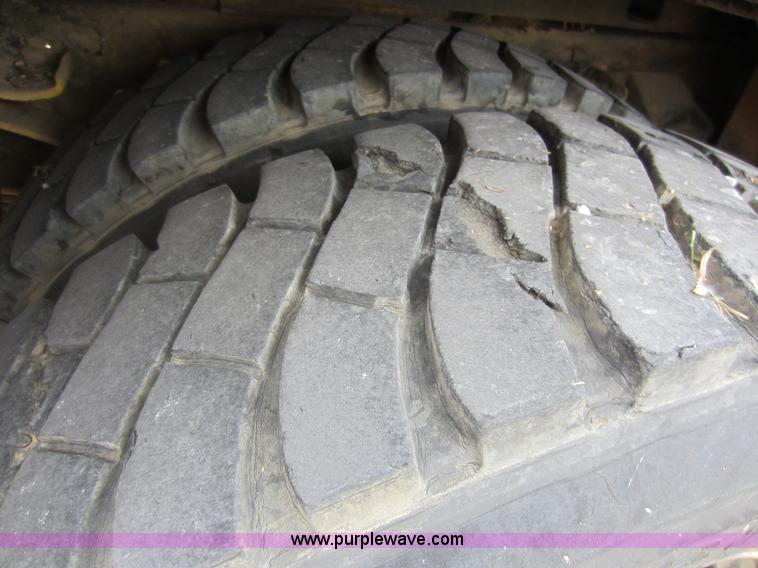 image for item D5624 1983 Ford F700 tow truck