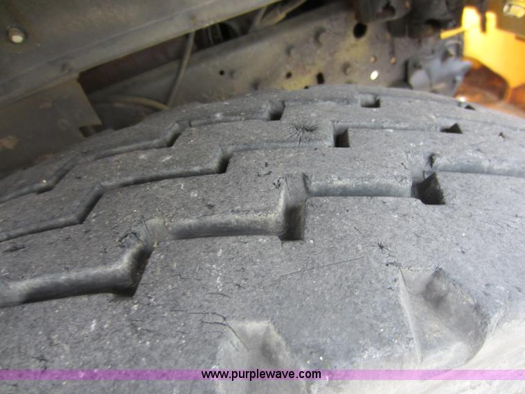 image for item D5624 1983 Ford F700 tow truck