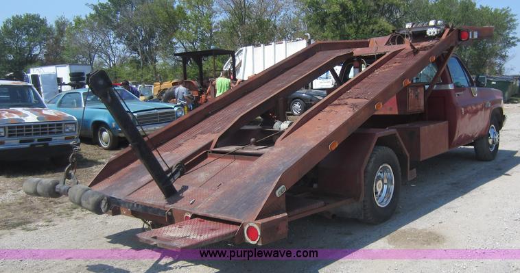 image for item D5631 1983 GMC C3500 pickup truck