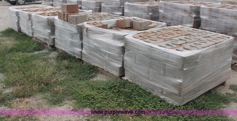 image for item E2072 (1076) pin-less retaining wall blocks