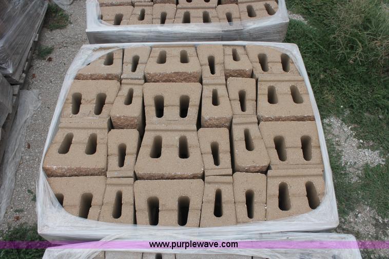 image for item E2072 (1076) pin-less retaining wall blocks