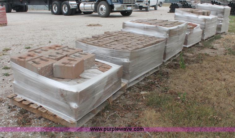 image for item E2072 (1076) pin-less retaining wall blocks
