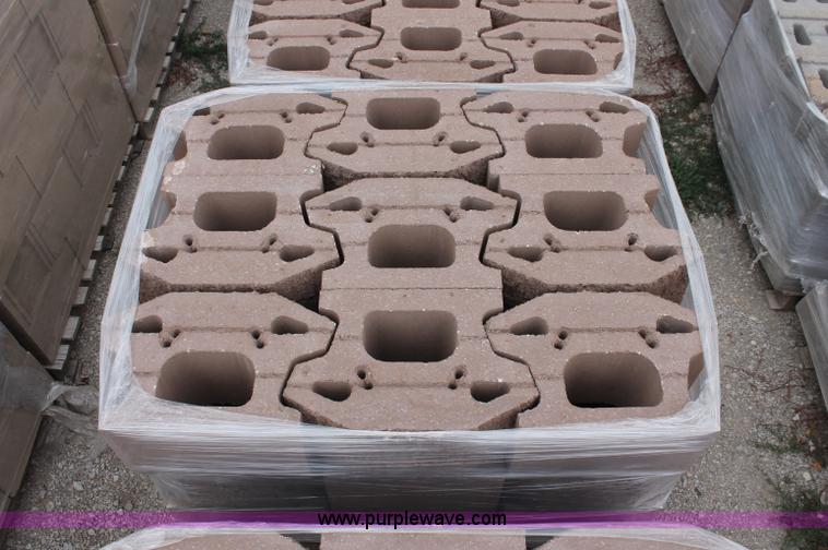 image for item E2073 (288) retaining wall blocks