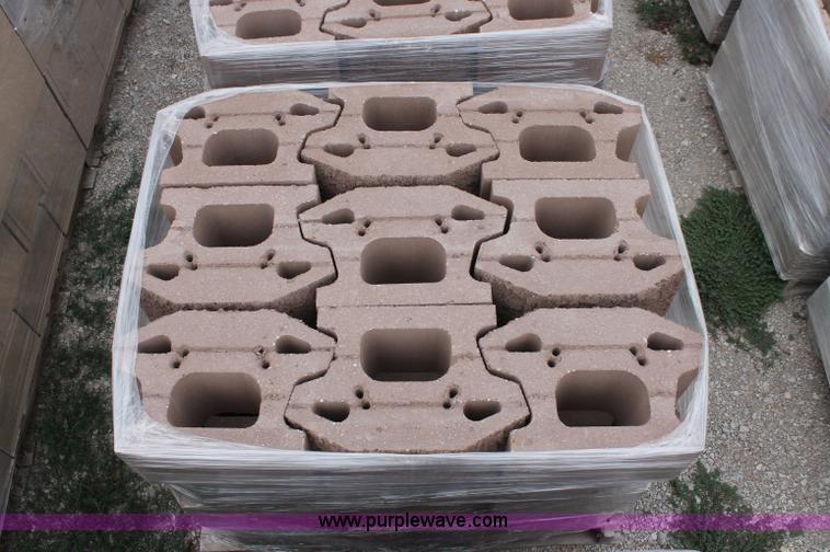 image for item E2073 (288) retaining wall blocks