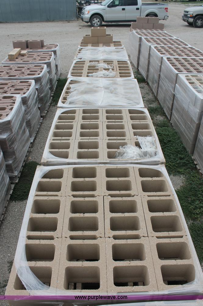 image for item E2074 (420) cinder blocks