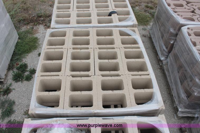 image for item E2074 (420) cinder blocks