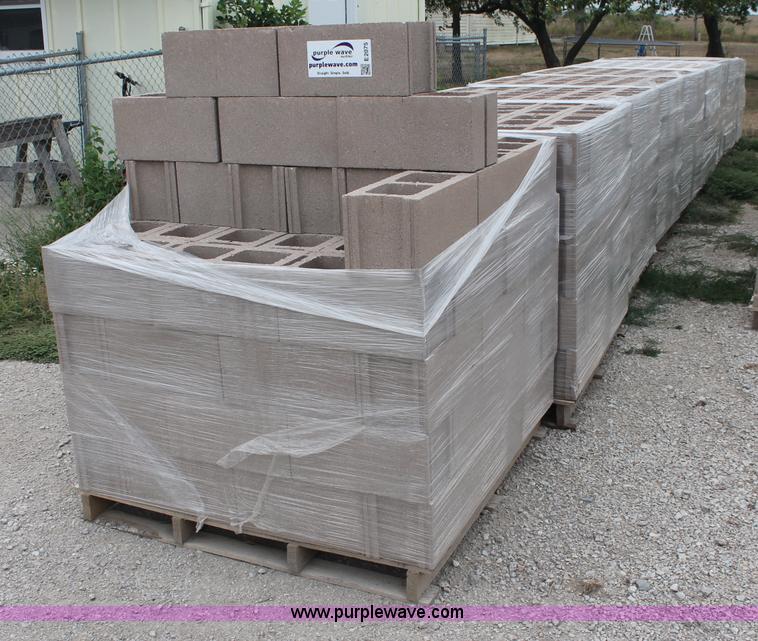 image for item E2075 (800) cinder blocks