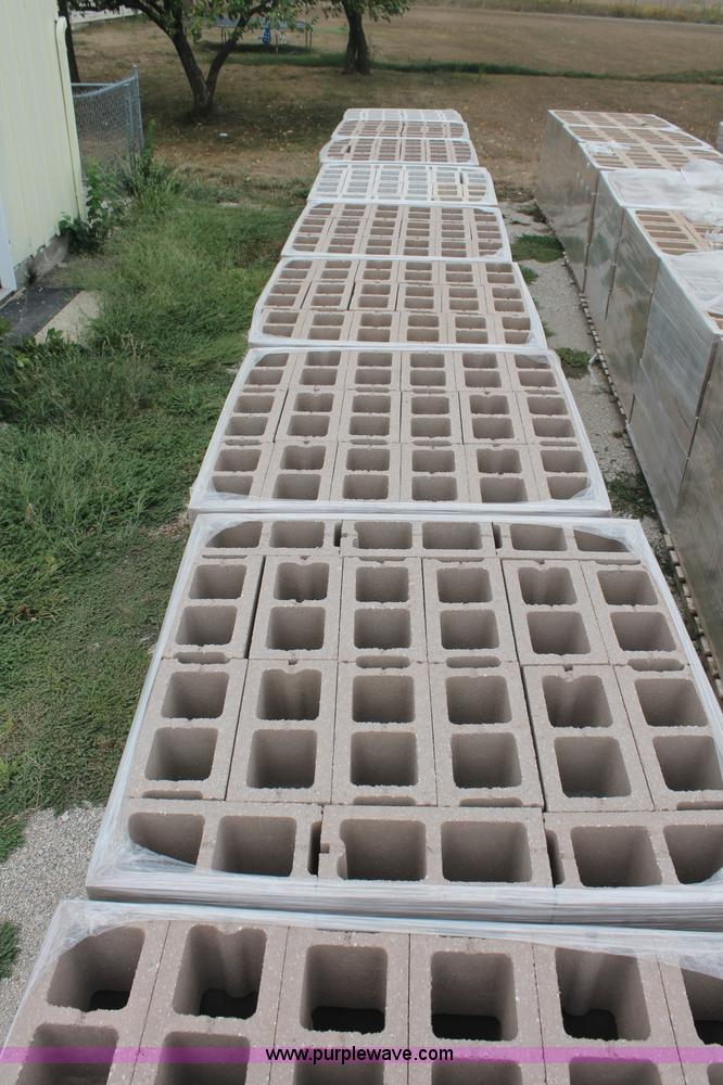 image for item E2075 (800) cinder blocks
