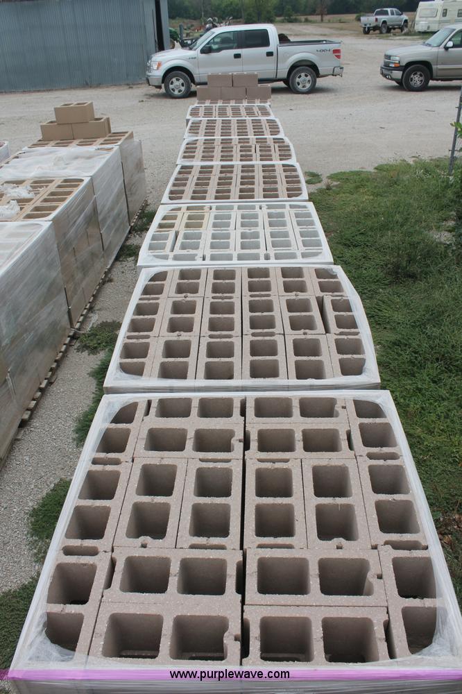 image for item E2075 (800) cinder blocks