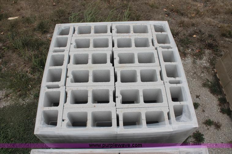 image for item E2075 (800) cinder blocks