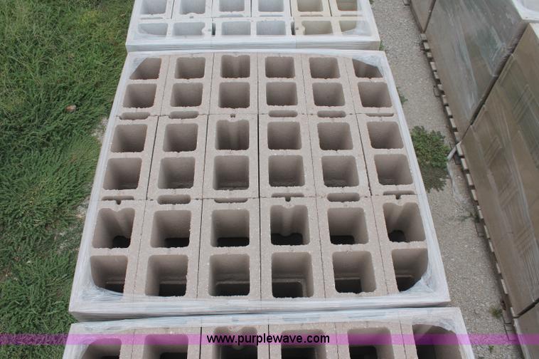 image for item E2075 (800) cinder blocks