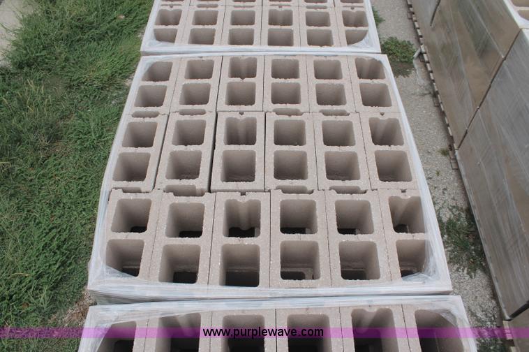 image for item E2075 (800) cinder blocks