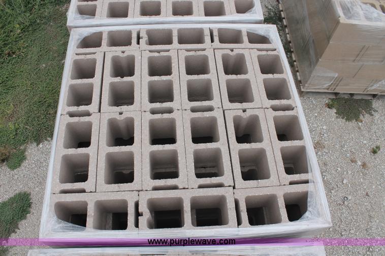 image for item E2075 (800) cinder blocks