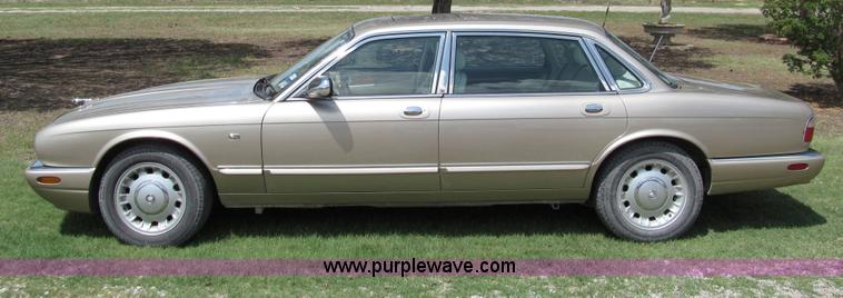 image for item F3013 1999 Jaguar XJ8 Vanden Plas