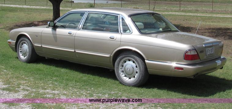 image for item F3013 1999 Jaguar XJ8 Vanden Plas