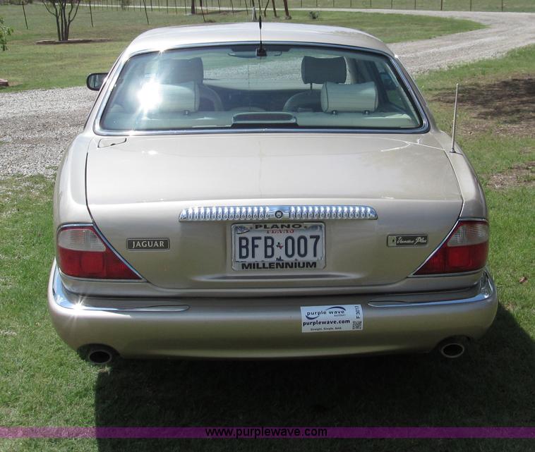 image for item F3013 1999 Jaguar XJ8 Vanden Plas