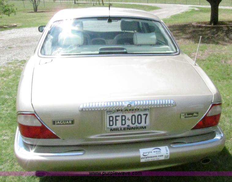 image for item F3013 1999 Jaguar XJ8 Vanden Plas