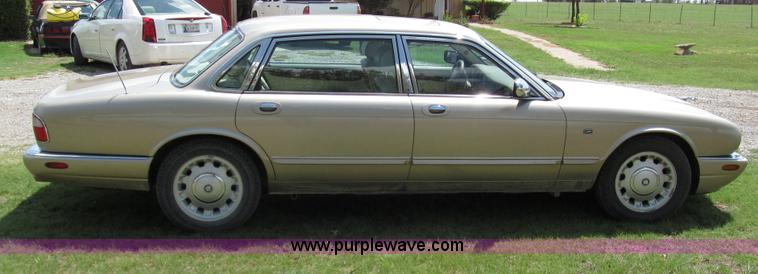 image for item F3013 1999 Jaguar XJ8 Vanden Plas