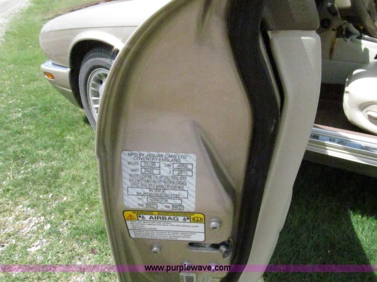 image for item F3013 1999 Jaguar XJ8 Vanden Plas