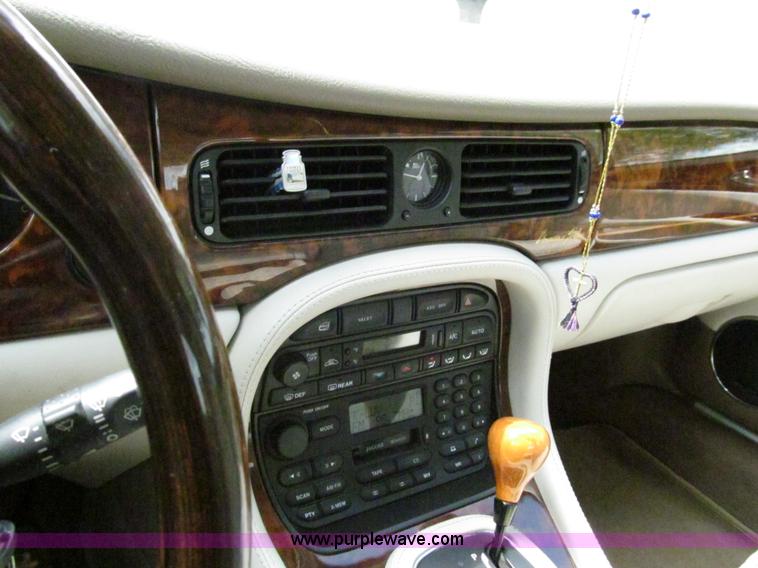 image for item F3013 1999 Jaguar XJ8 Vanden Plas