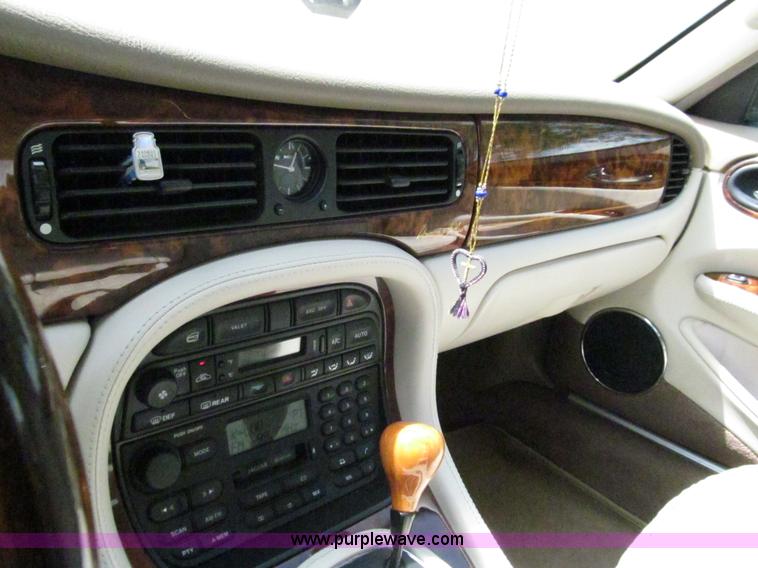 image for item F3013 1999 Jaguar XJ8 Vanden Plas