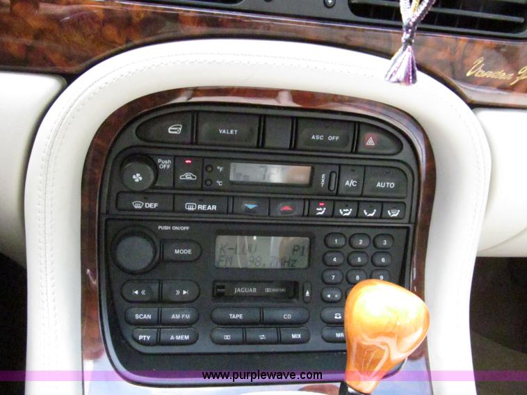 image for item F3013 1999 Jaguar XJ8 Vanden Plas