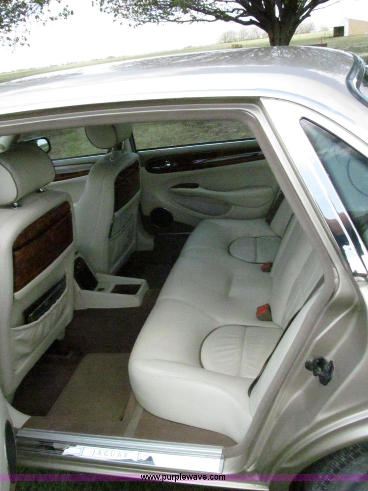 image for item F3013 1999 Jaguar XJ8 Vanden Plas