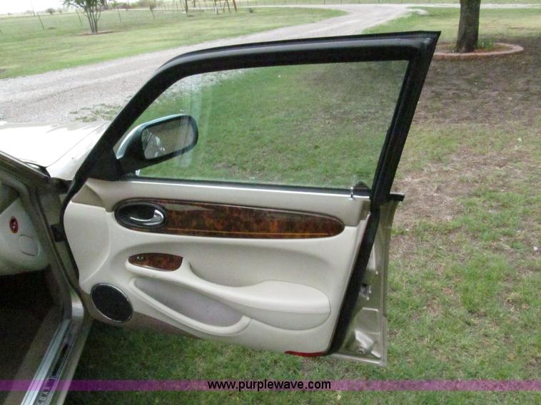 image for item F3013 1999 Jaguar XJ8 Vanden Plas