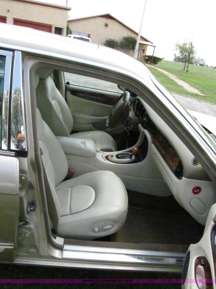 image for item F3013 1999 Jaguar XJ8 Vanden Plas