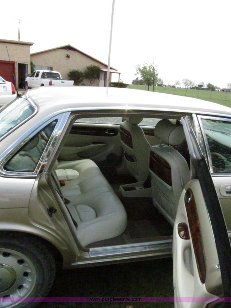 image for item F3013 1999 Jaguar XJ8 Vanden Plas