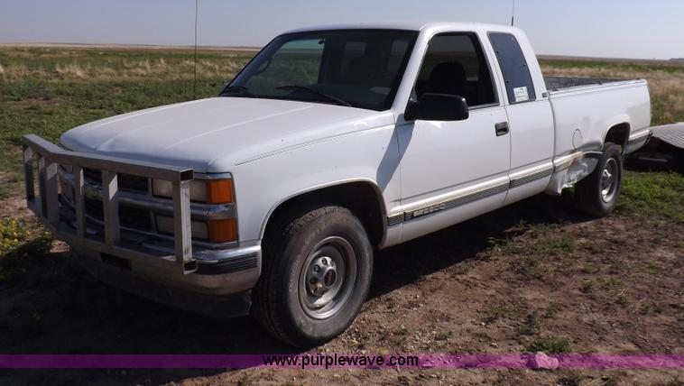 image for item F6005 1995 GMC C2500 Sierra SLE extended cab pickup truck
