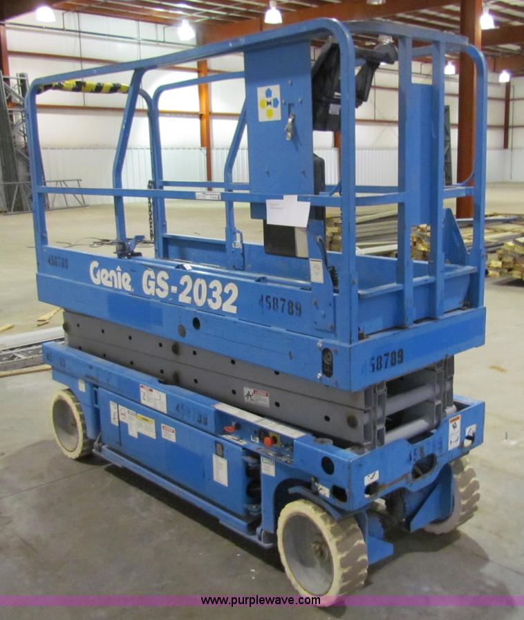 image for item N9139 2003 Genie GS2032 scissor lift