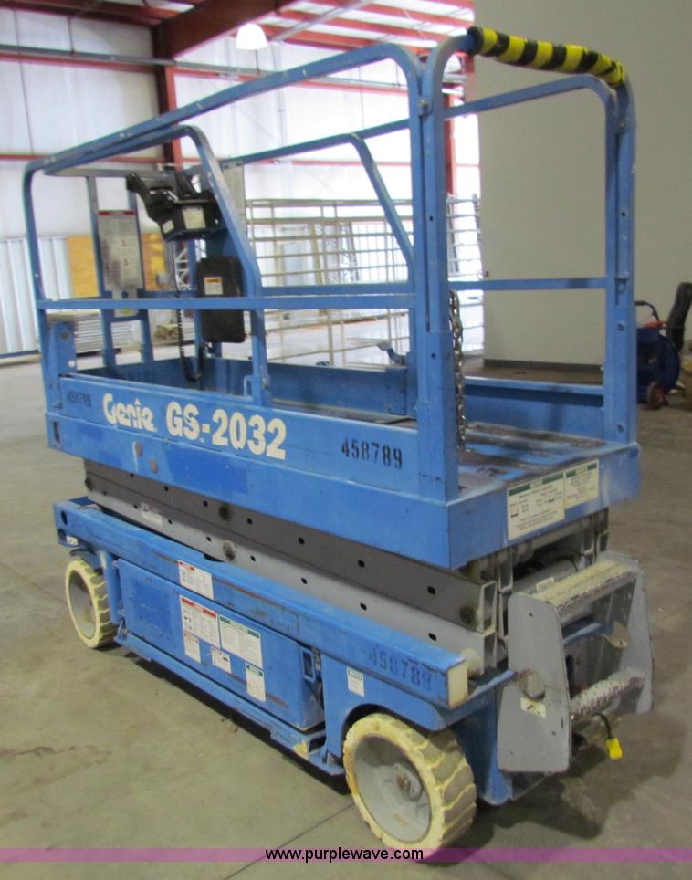 image for item N9139 2003 Genie GS2032 scissor lift