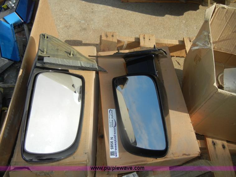 (2) side mirrors in Topeka, KS Item N9585 sold Purple Wave