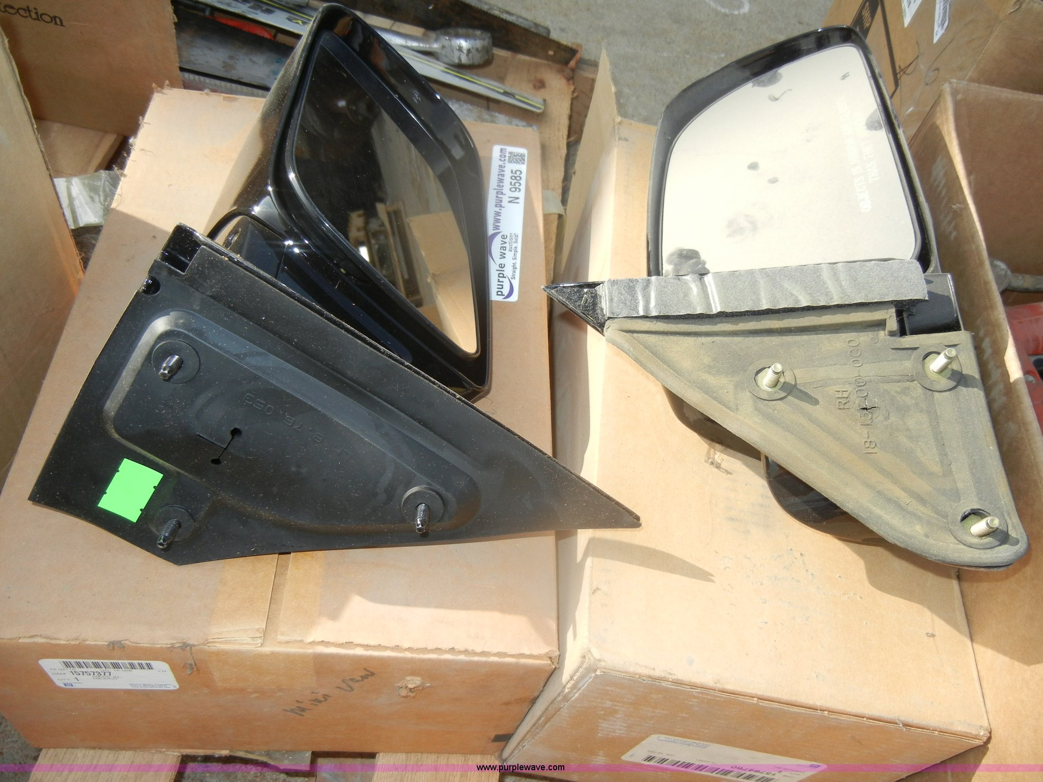 (2) side mirrors in Topeka, KS Item N9585 sold Purple Wave