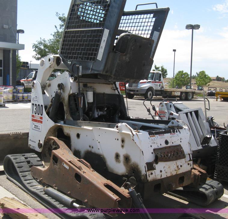 image for item B8122 2005 Bobcat T300 track skid steer
