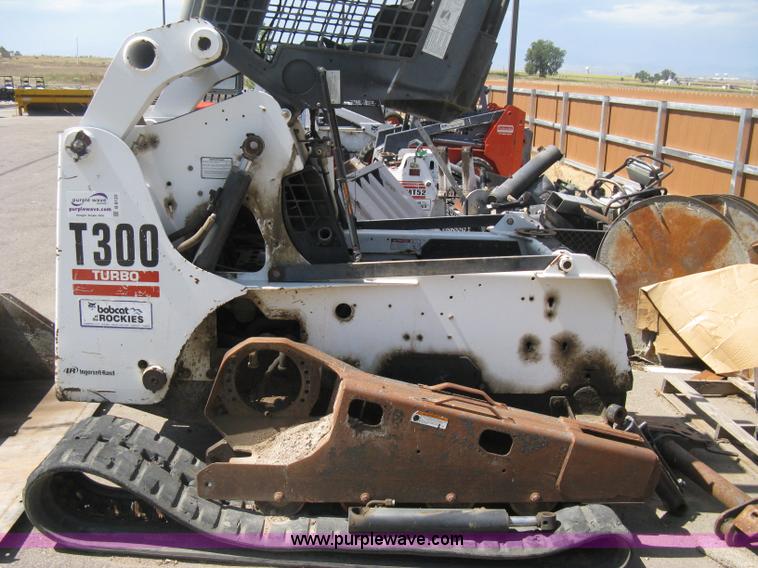 image for item B8122 2005 Bobcat T300 track skid steer